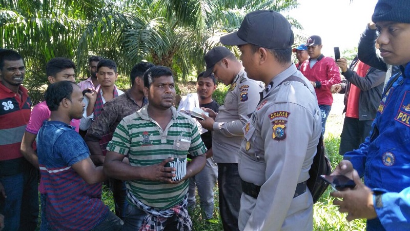 Ditemukan di Perkebunan Sawit, Puluhan WNA Asal Bangladesh Diserahkan ke Imigrasi Riau