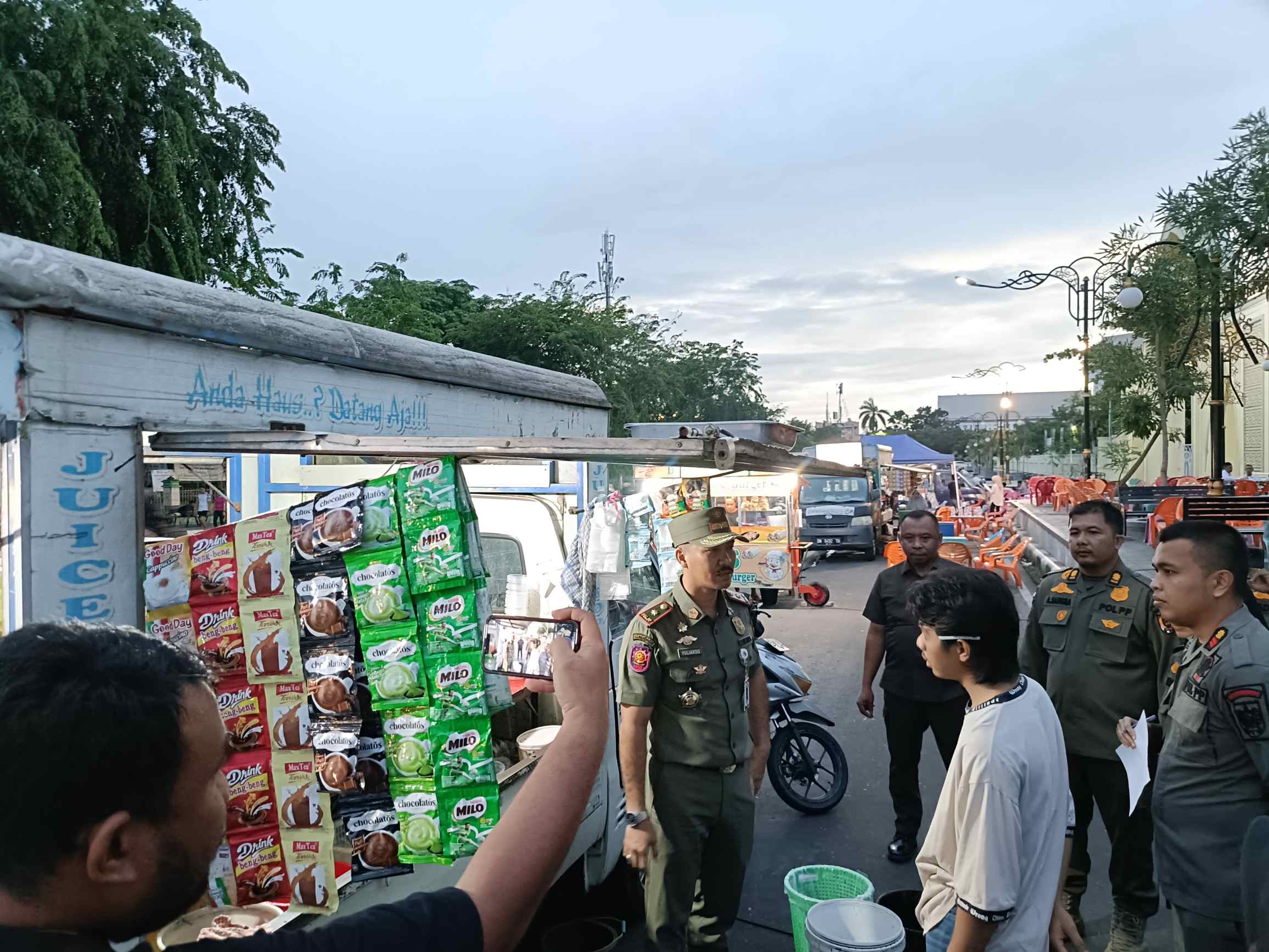 Jualan Hingga di Badan Jalan, Aktivitas PKL di Seputaran Masjid Agung Annur Mulai Ganggu Pengguna Jalan