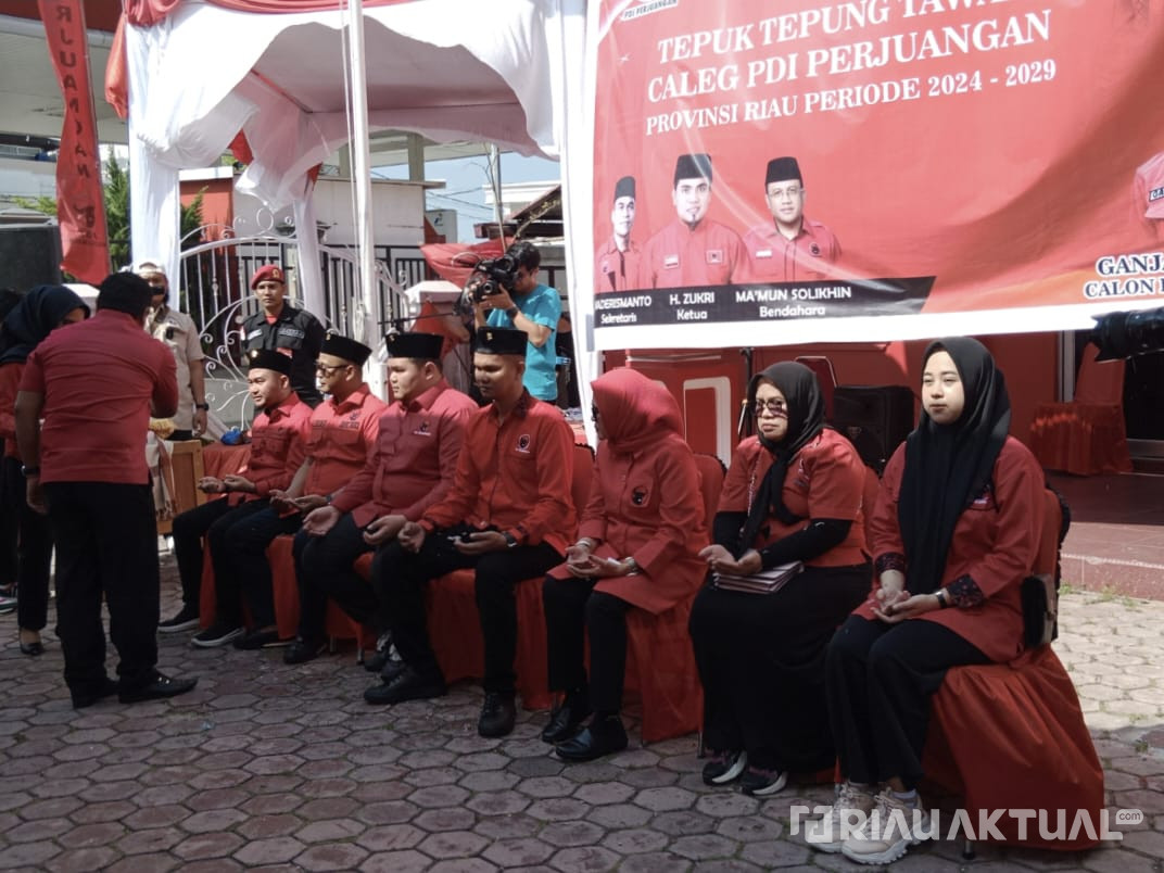 Sebelum Daftar ke KPU, Bacaleg PDI Perjuangan Ditepuk Tepung Tawar