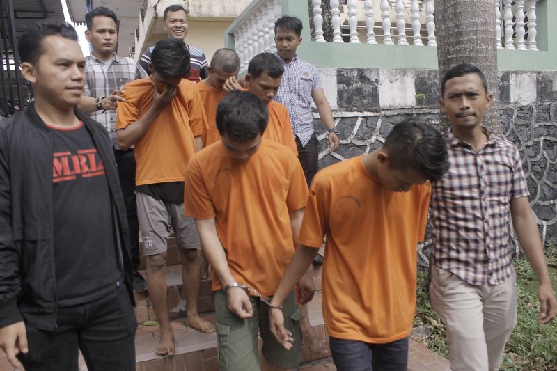 Peras Waria dengan Modus Sebar Video Mesum, 5 Pria Ditangkap