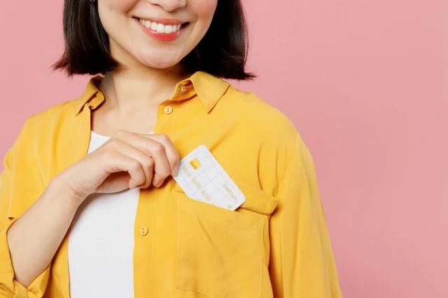 Kenapa Baju Perempuan Jarang Punya Saku? Ini Sejarah di Baliknya