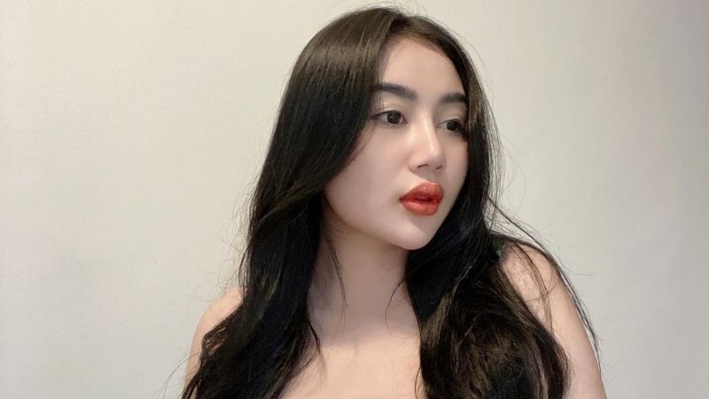 Kenakan Dress, Pamela Safitri Sensual dengan Bibir Merah Merona