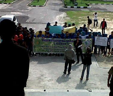 Mahasiswa UIR Demo di Kantor DPRD Pekanbaru