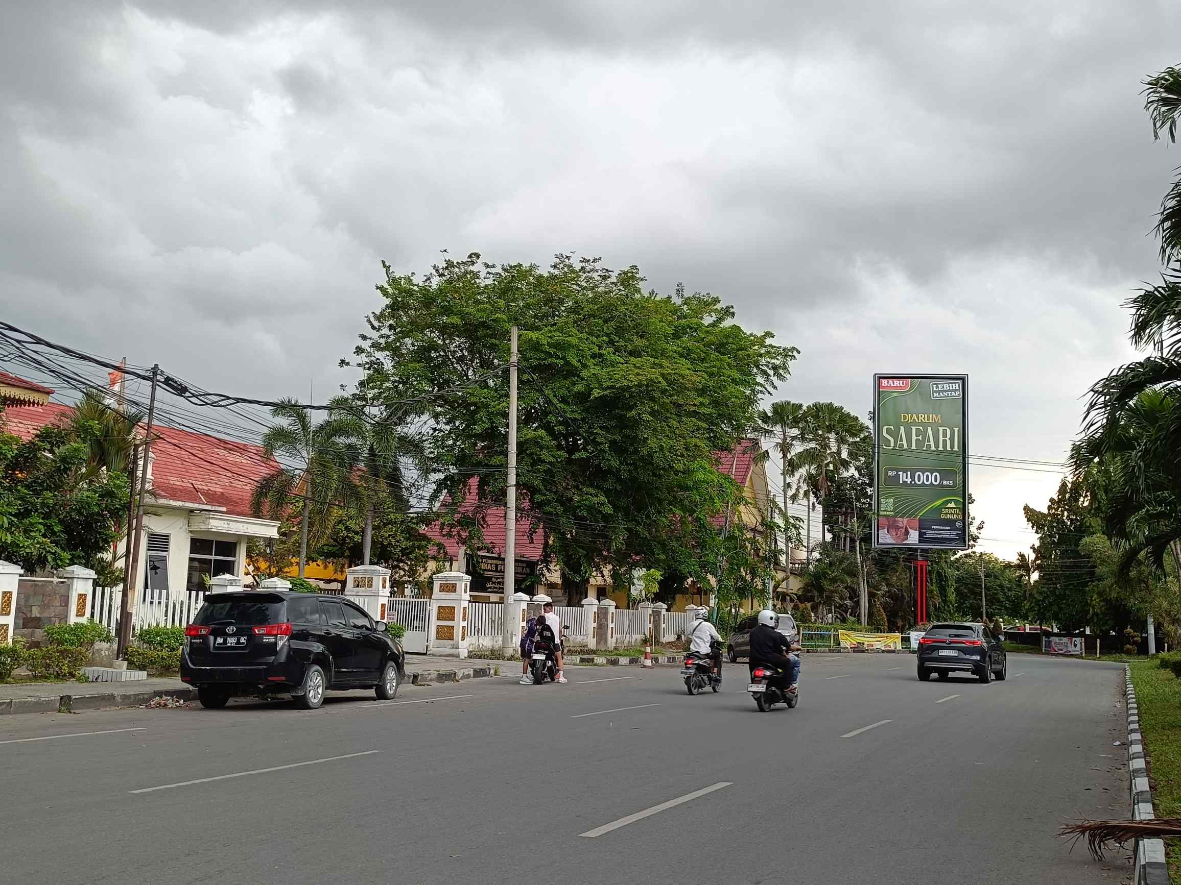 Iklan Rokok Berdiri di Samping Kantor Disdik Riau, Satpol PP Pekanbaru Siap Tertibkan