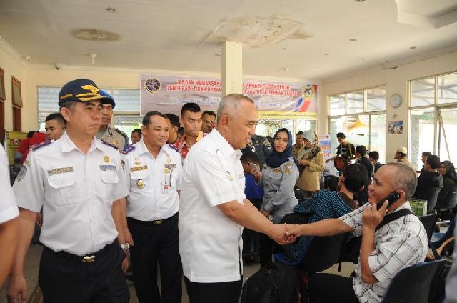 Gubri Tinjau Arus Mudik di Pekanbaru