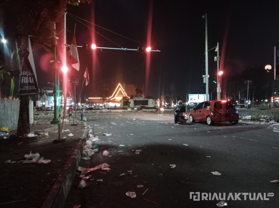 Usai Pesta Rakyat, Sampah Berserakan di Sepanjang Jalan Diponegoro