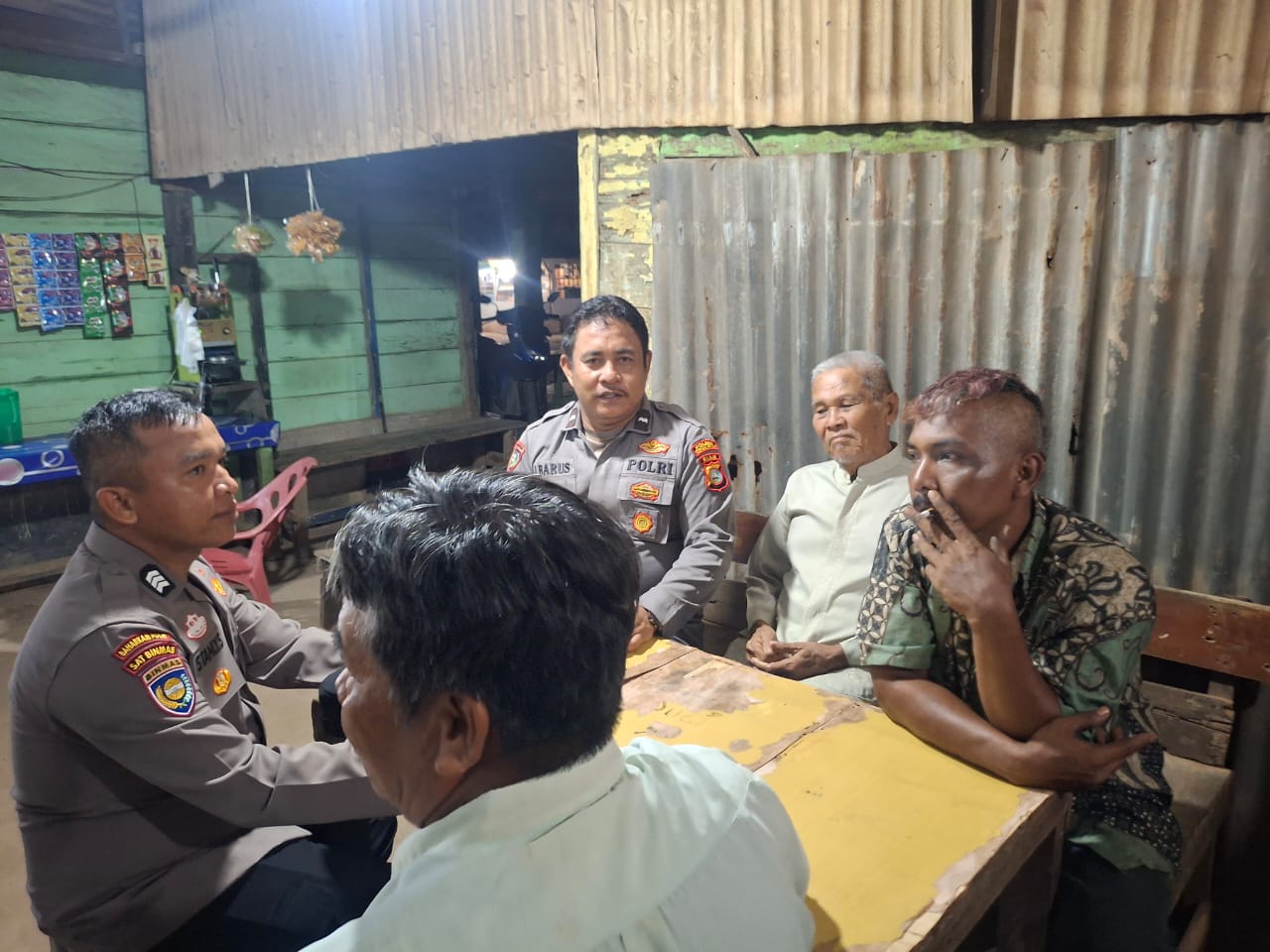 Cegah Gangguan Kamtibmas, Polisi Sosialisasikan Satkamling di Teluk Bano I