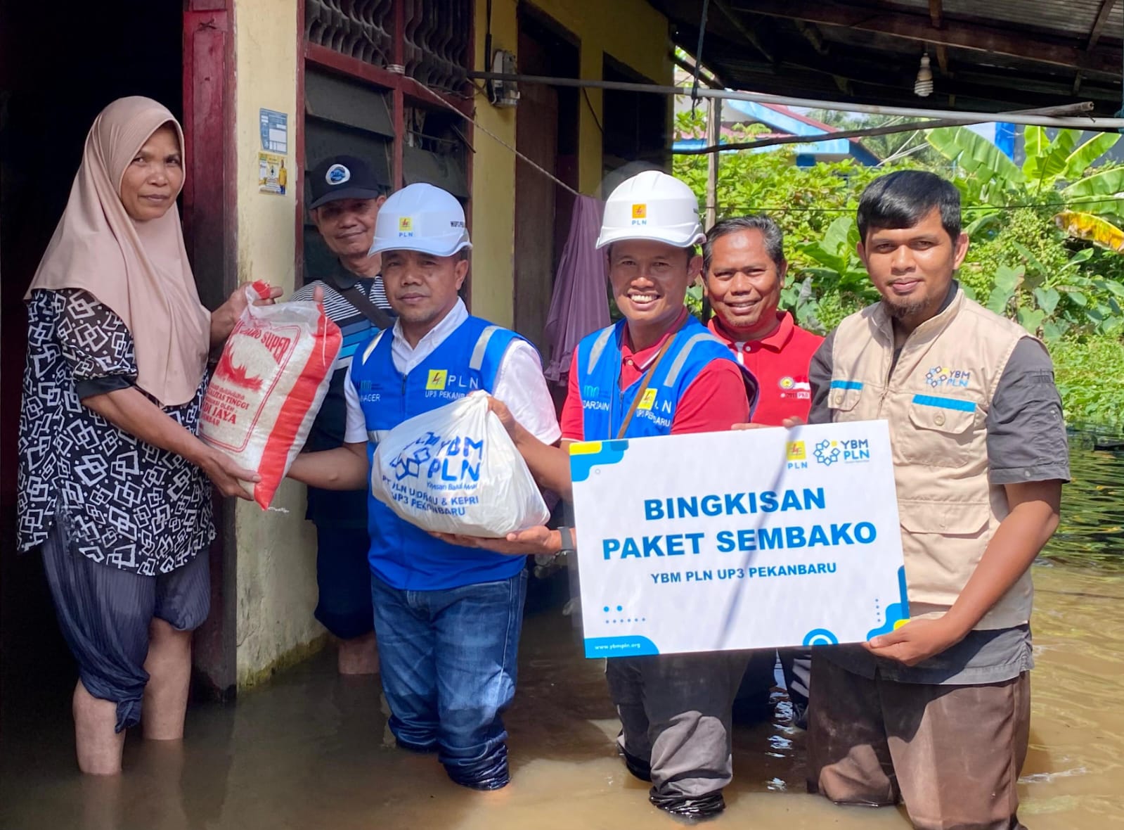 YBM PLN Salurkan Paket Bantuan Warga Terdampak Banjir di Pekanbaru