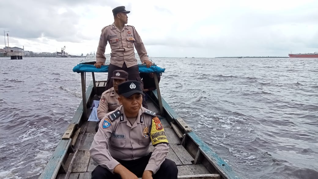 Bhabinkamtibmas Bangsal Aceh Susuri Anak Sungai Dumai untuk Sosialisasi Pemilu Damai