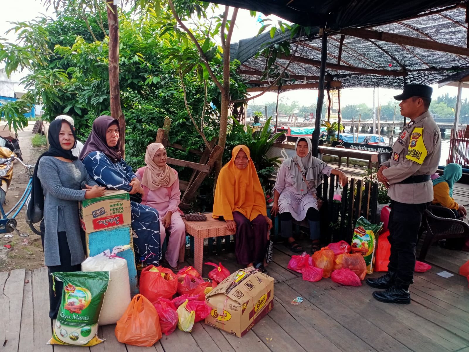 Cooling System dan Imbauan Pemilu Damai, Polsek Gaung Sambangi Desa Terusan Kempas