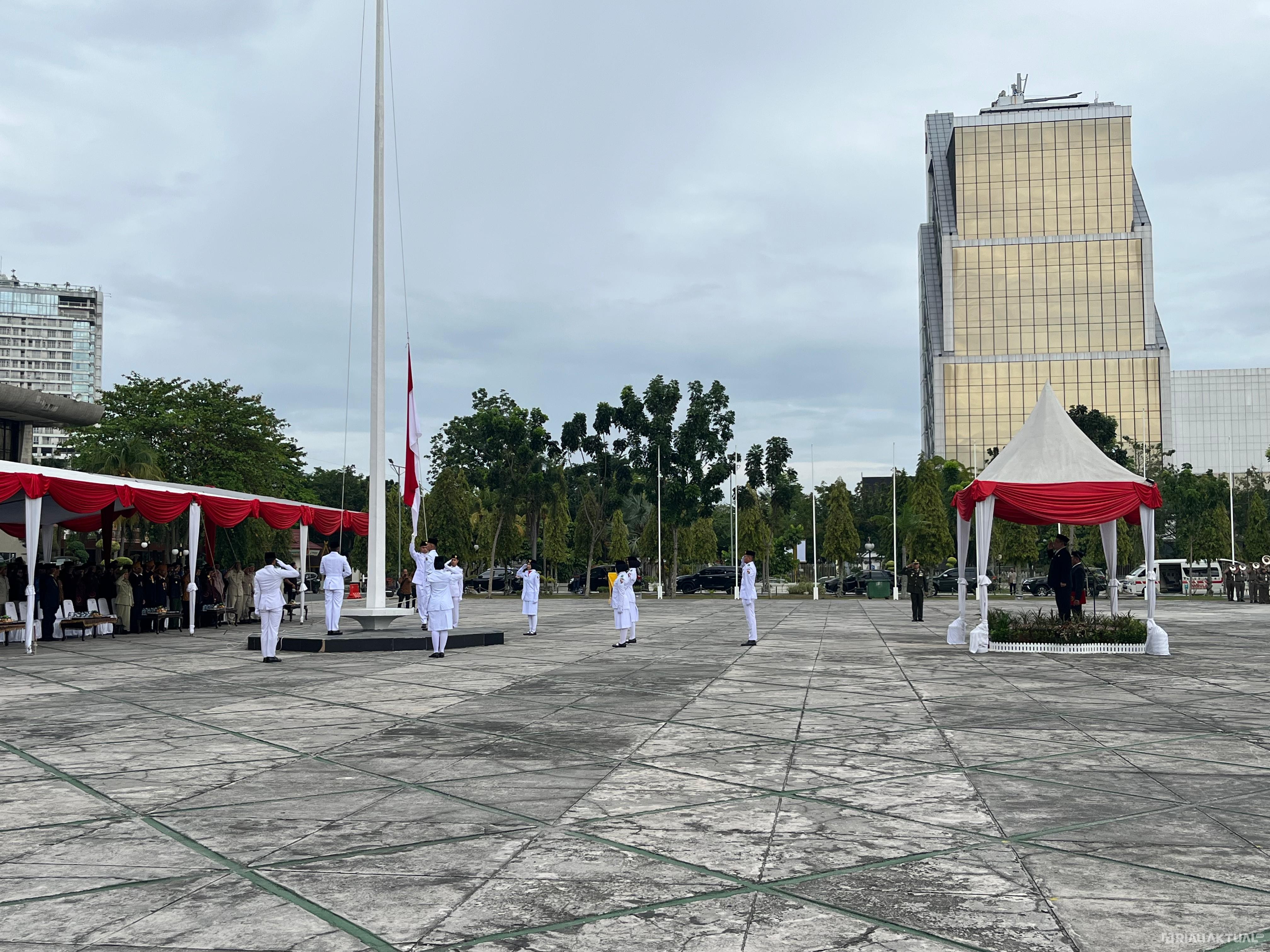 Plt Gubri SF Hariyanto Pimpin Upacara Peringatan Hari Pahlawan