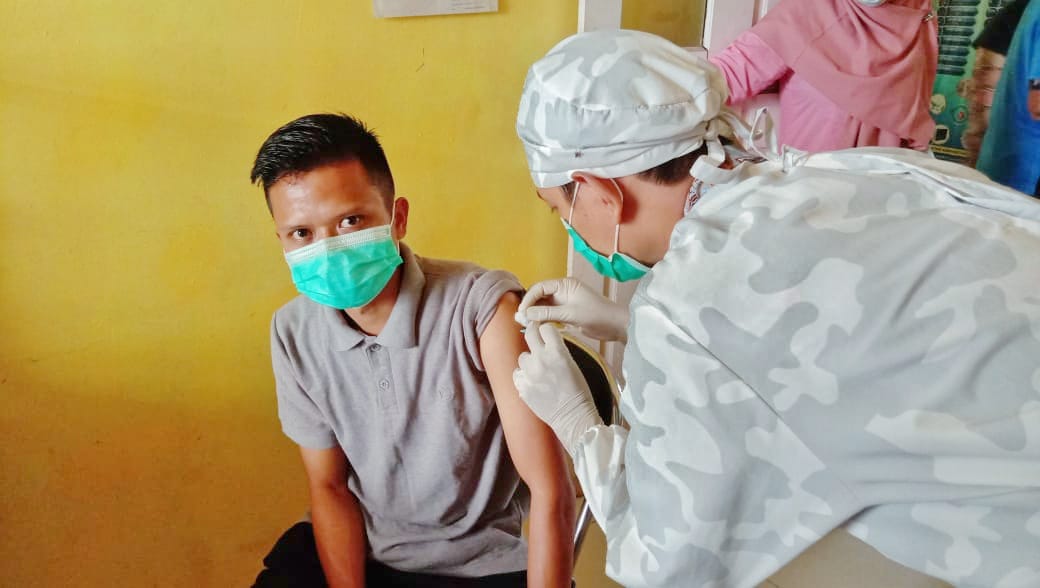Polsek Pangkalan Lesung Kembali Kawal Pelaksanaan Vaksinasi covid 19 di Puskesmas Bersinar 