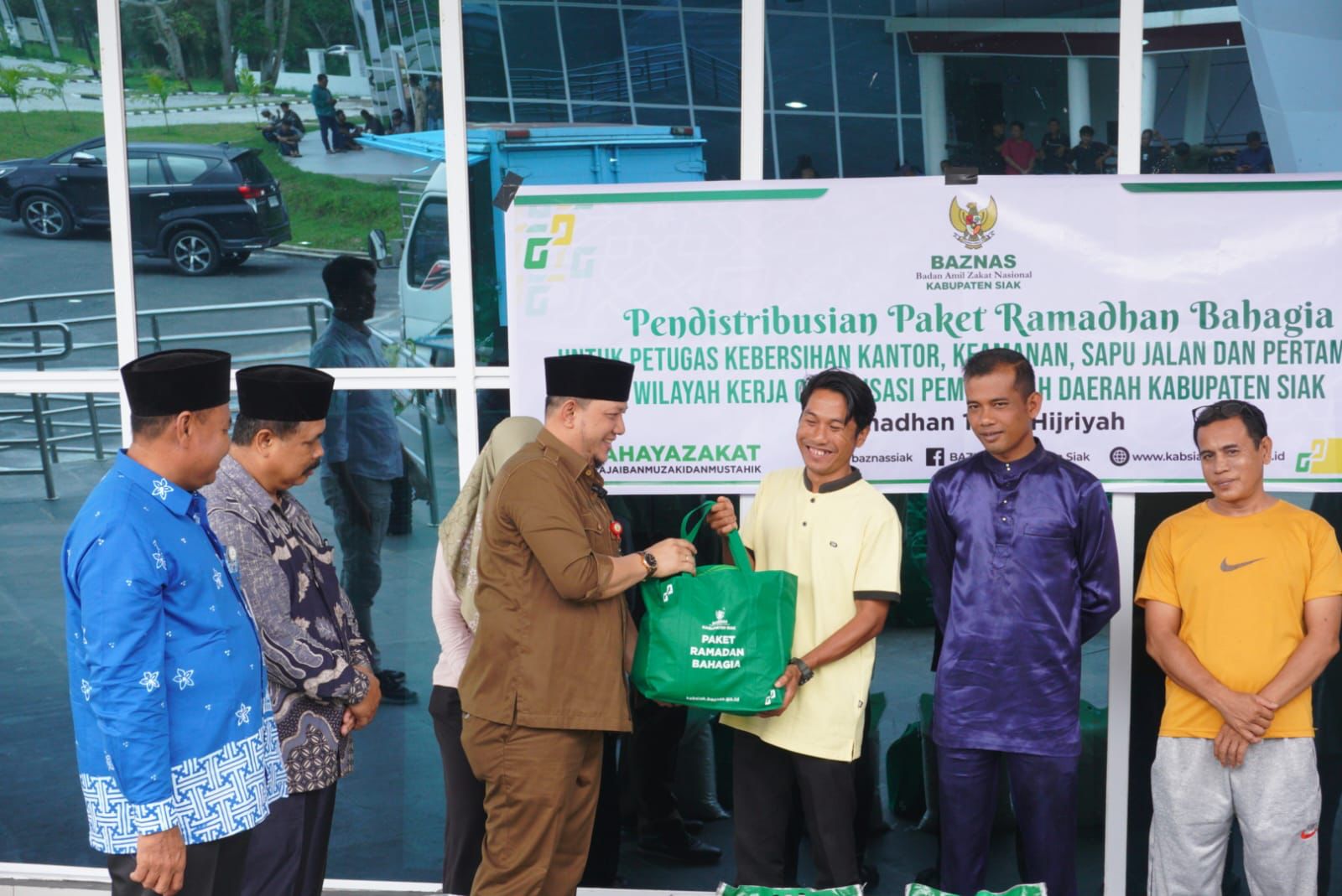 Pemkab Siak Bersama Baznas Salurkan 1.861 Paket Ramadan Bahagia ke THL dan Warga