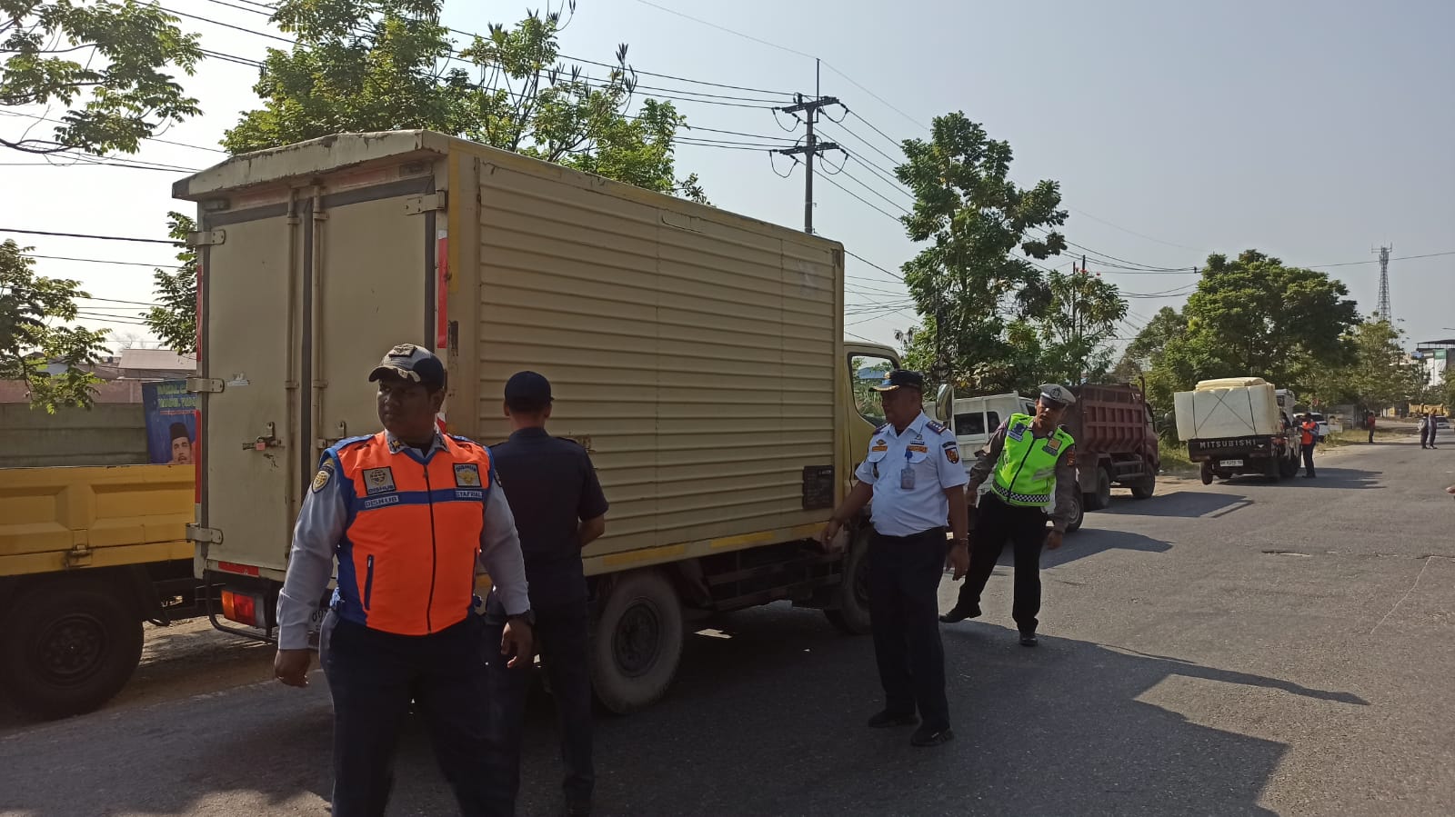 KIR Mati, Puluhan Angkutan Barang di Pekanbaru Ditilang Petugas Gabungan