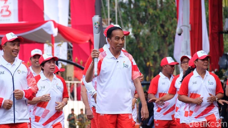 Upss.. Torch Relay di Istana, Obor yang Dipegang Jokowi Mati