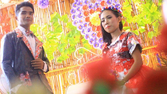 Pengantin Bergaun Bungkus Kemasan Dapat Hadiah Bulan Madu, Kaget Tujuh Keliling!