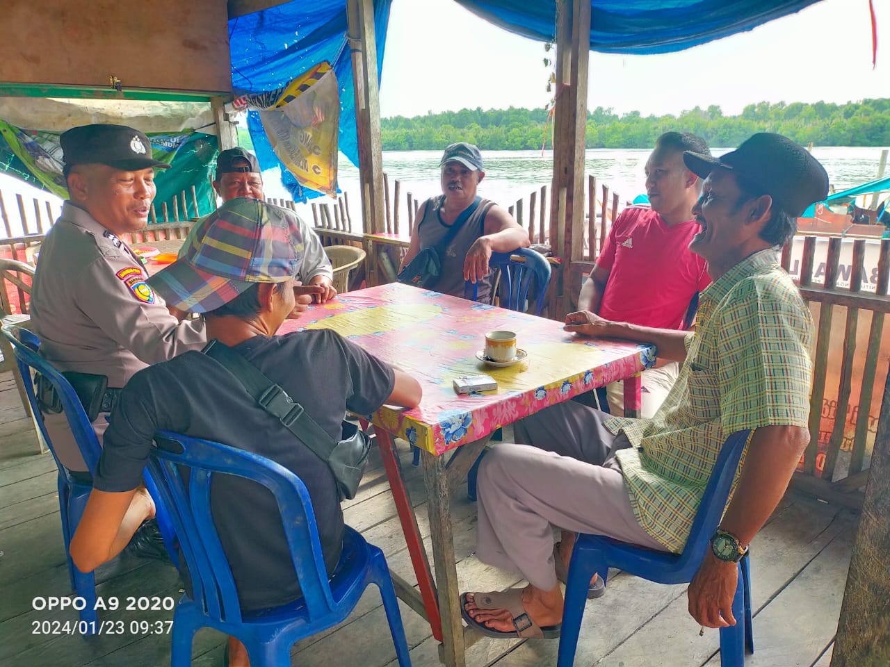 Polsek Teluk Belengkong Jalankan Cooling System dan Sampaikan Pesan Pemilu Damai di Desa Saka Rotan