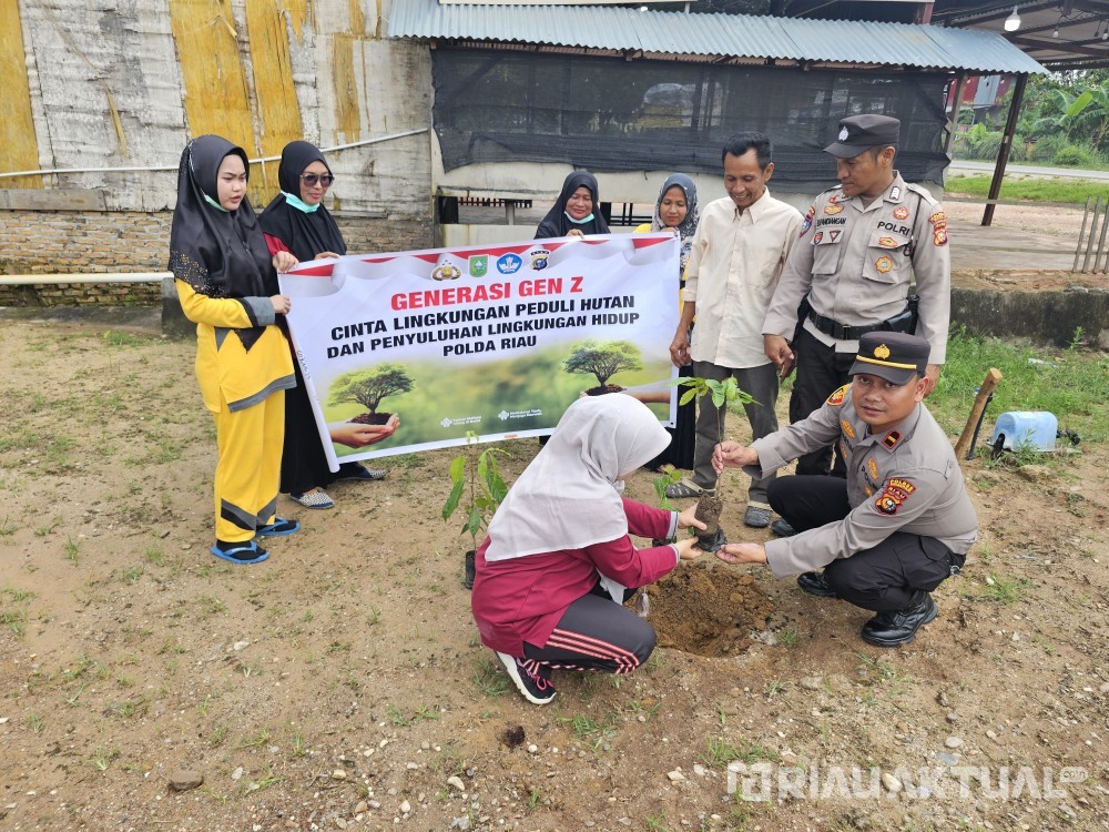 Green Policing di Puskesmas, Polsek Rimba Melintang Tanam Bibit Pohon Bersama Petugas Kesehatan