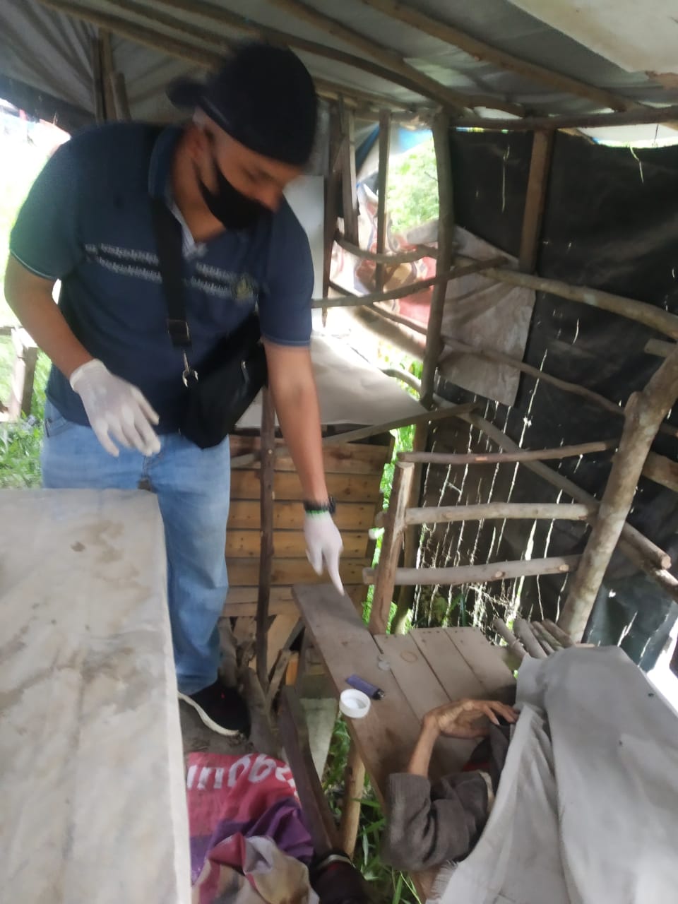 Warga Temukan Mayat di Bangku Warung, Polisi Temukan Obat-obatan dan Kartu Pers