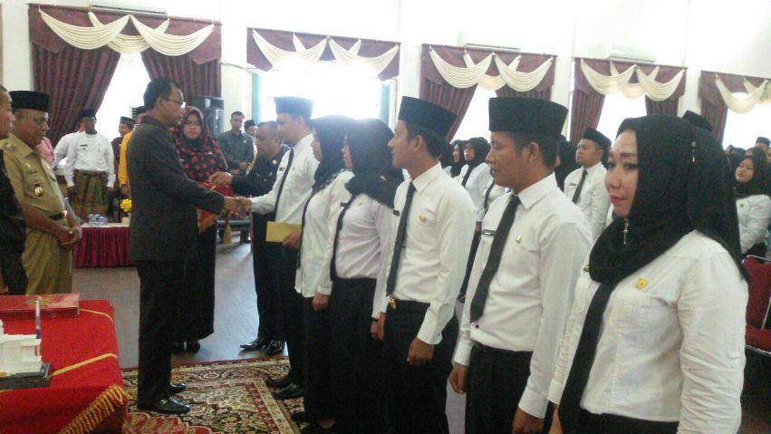 Bupati Rohil Lakukan Pengambilan Sumpah 404 PNS dan CPNS