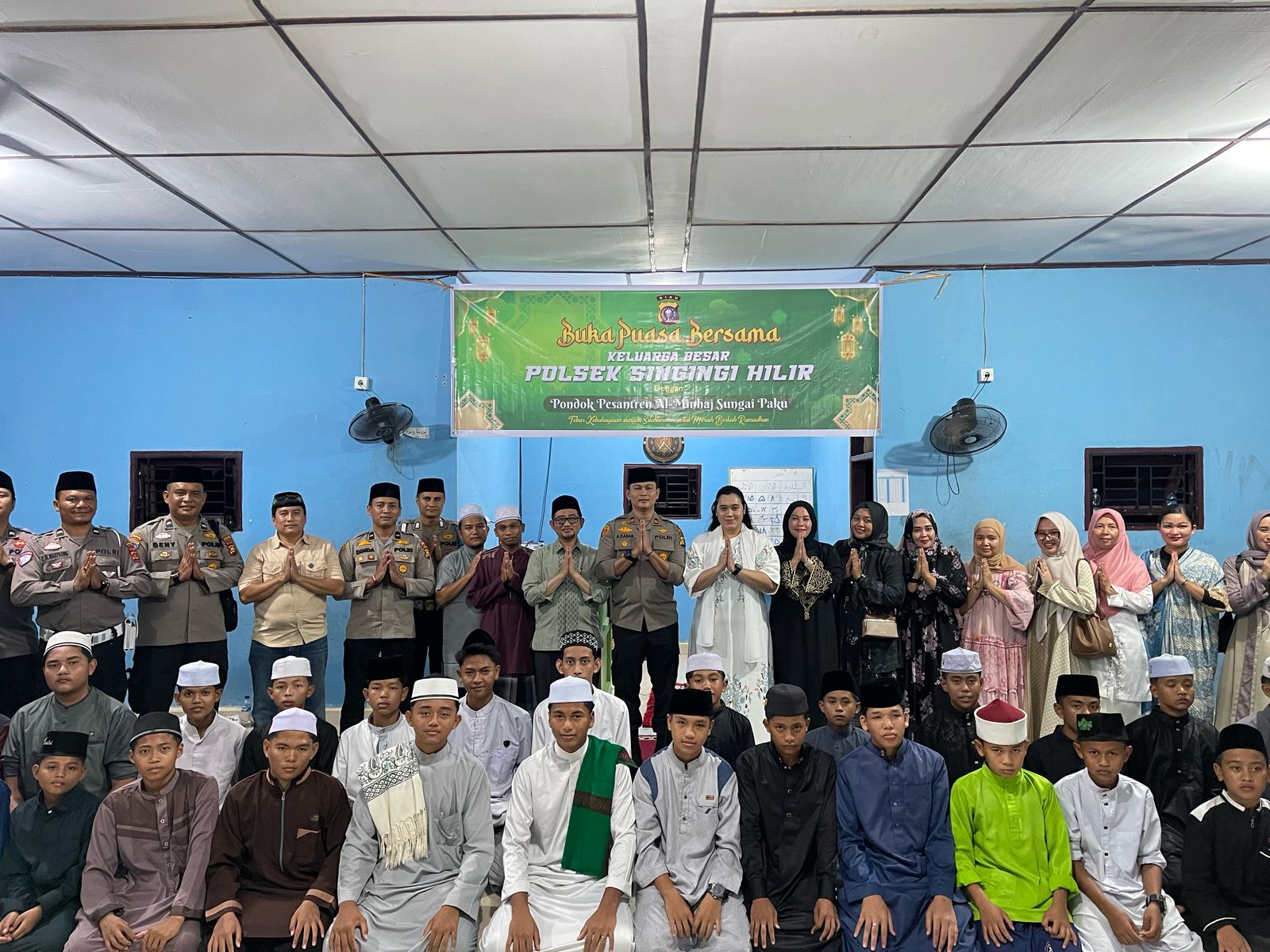 Operasi Tertib Ramadhan 2025, Polsek Singingi Hilir Buka Puasa Bersama Santri Ponpes Al-Minhaj