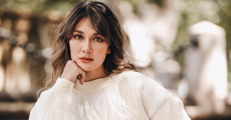 Luna Maya, Lihat Fisik, Lalu Ngobrol