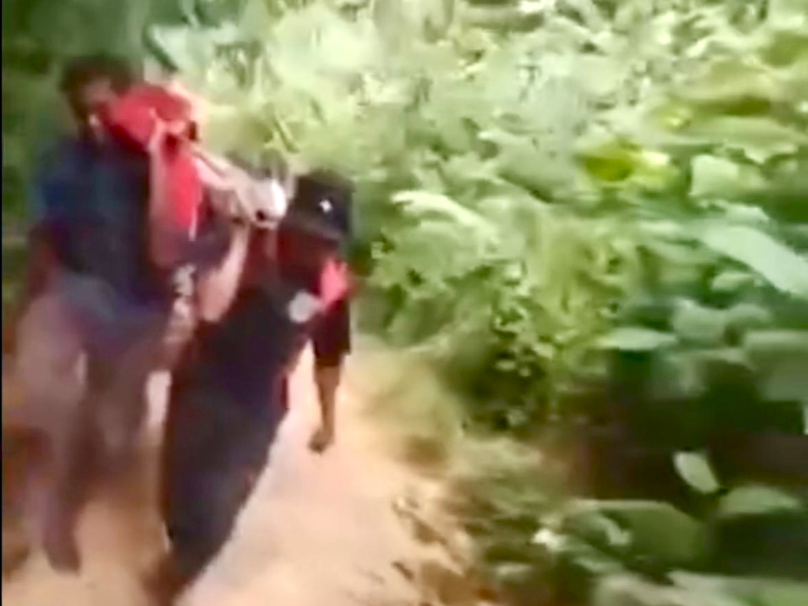 Miris! Pasien di Kampar Ditandu Puluhan Kilometer untuk Berobat ke Sumbar