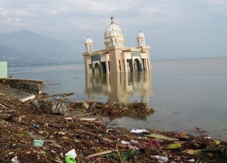 Masjid Apung Roboh ke Laut Usai Tsunami Palu