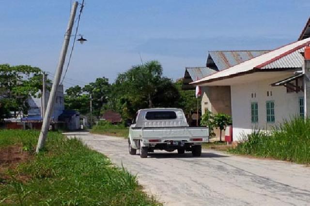 Warga Resah, Tiang Listrik Jalan Abadi Pekanbaru Hampir Tumbang