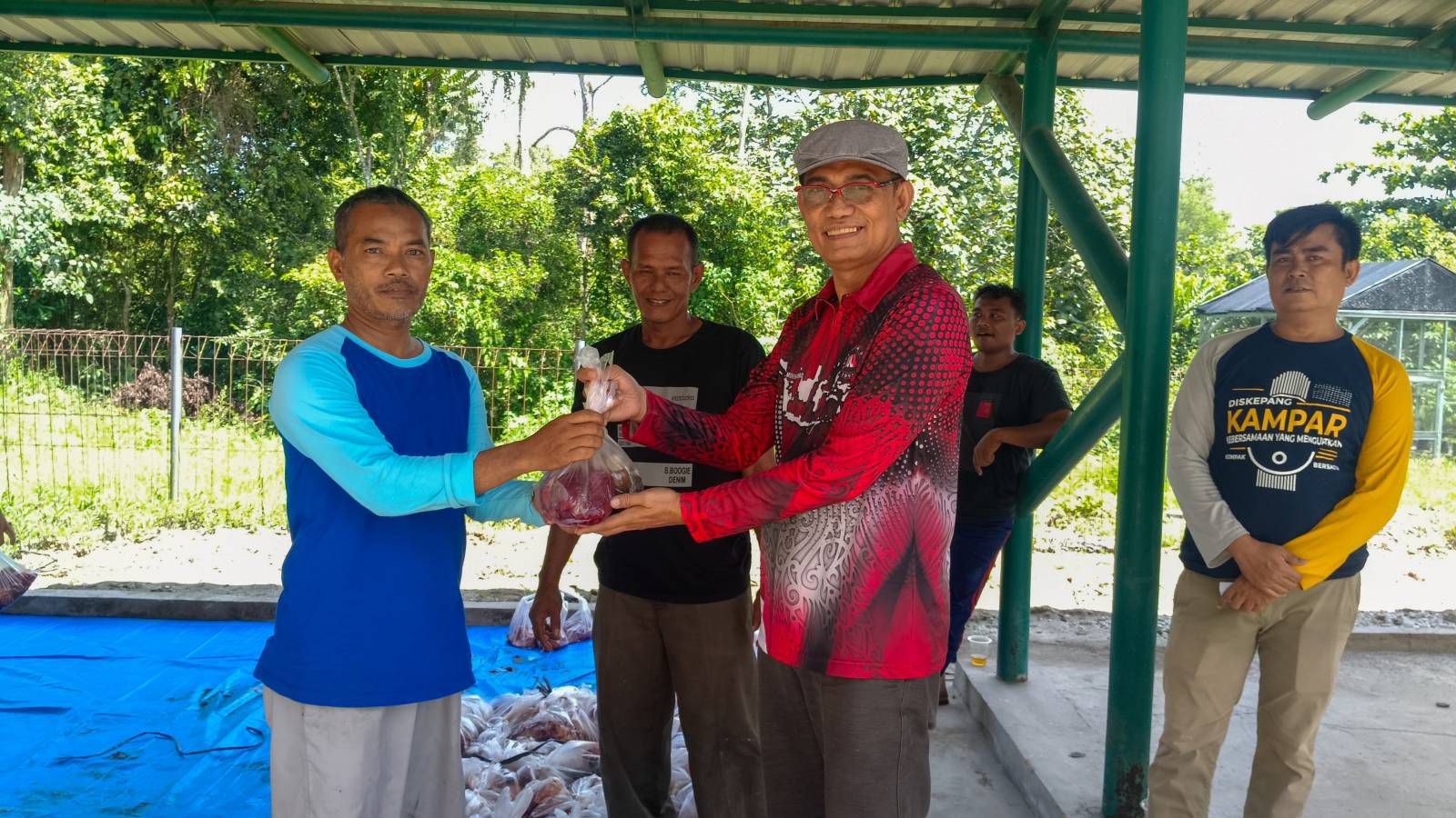 Dua Dinas di Kampar Bagikan Daging Kurban ke Pegawai dan Gharim Masjid