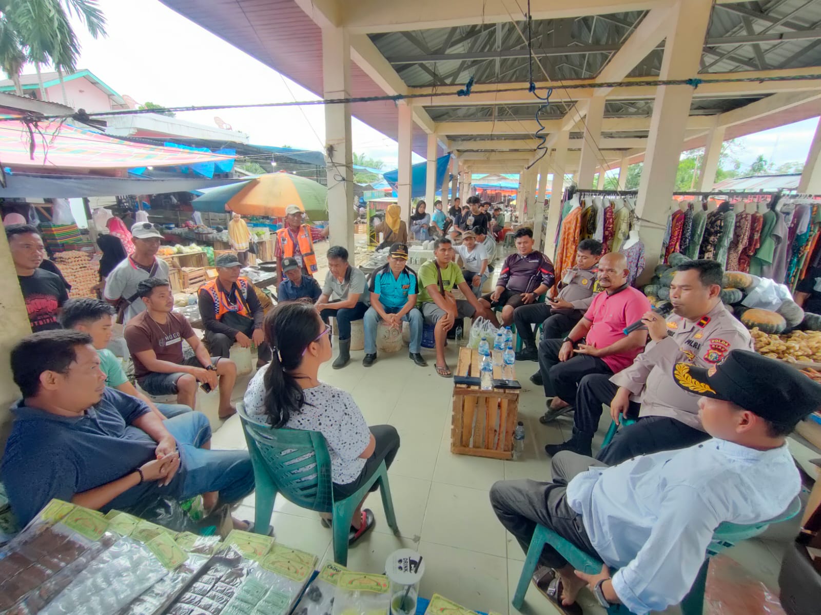 Kapolsek Sabak Auh Blusukan Temui Warga untuk Sampaikan Pesan Pilkada Damai
