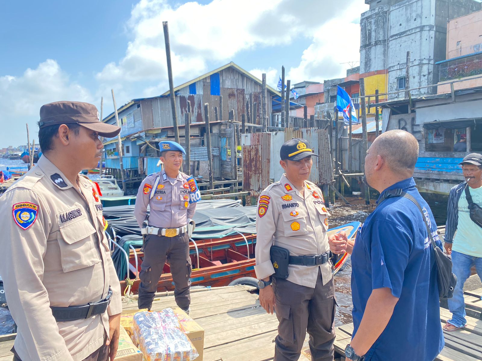 AKP Ermanto Turun Langsung Sosialisasikan Pemilu Damai 2024 di Pelabuhan Sungai Guntung Kateman