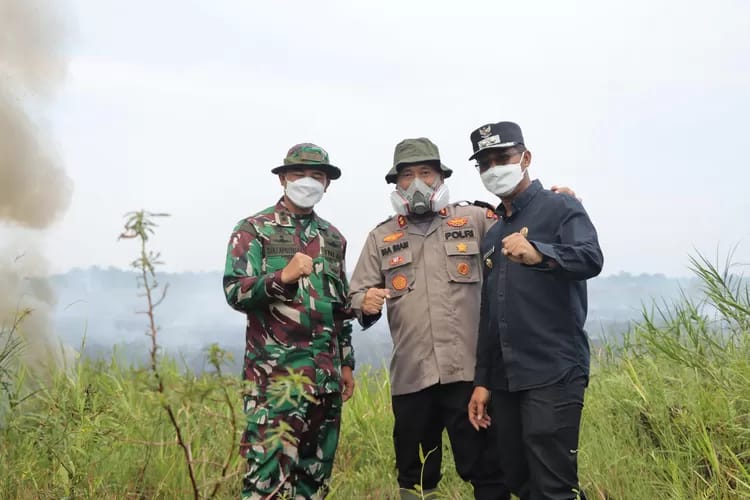 Karhutla Ancam Permukiman di Rohil, Kapolres Turun Tangan