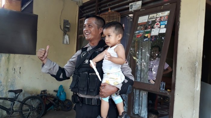 Usai Amankan Rusuh Mako Brimob, Bripka Sugianto Disambut Anak di Rumah: Alhamdulillah Bapak Pulang