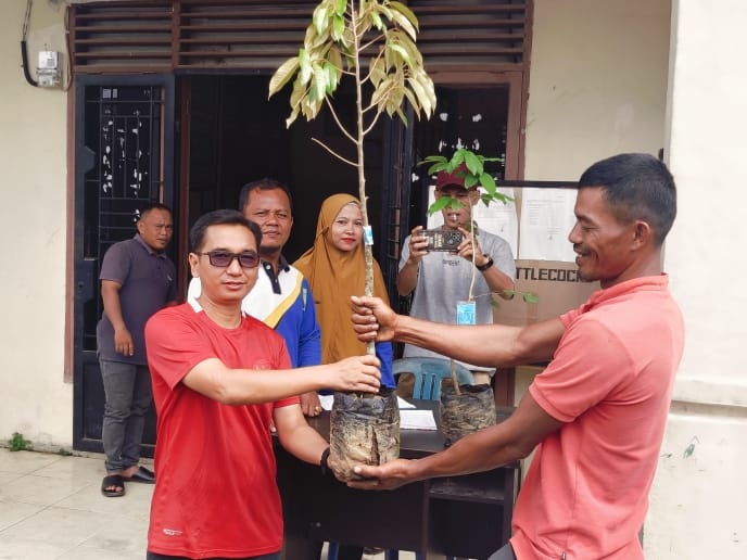 Wujudkan Ketahanan Pangan, Pemdes Seberang Pulau Busuk Salurkan Bibit Durian dan Rambutan