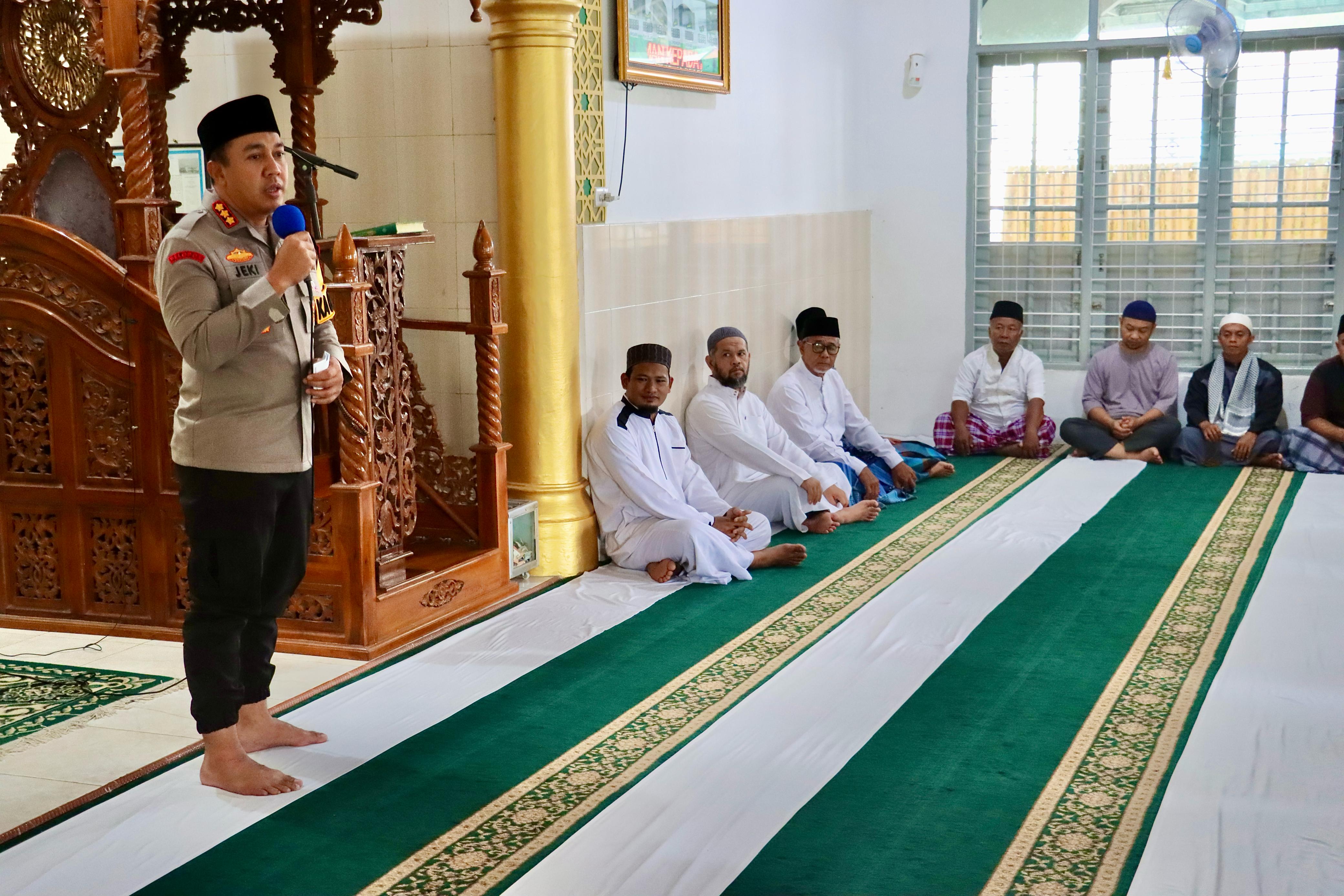 Kapolresta Pekanbaru Laksanakan Jumat Curhat Agar Pemilu 2024 Damai