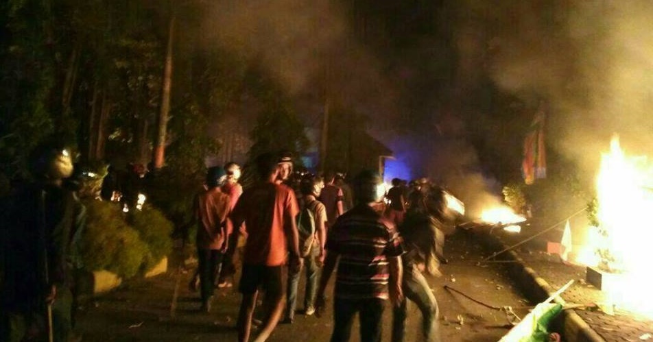 Hingga Tengah Malam ini, Ratusan Polisi Gabungan Terus Berjaga di Kampus UNRI