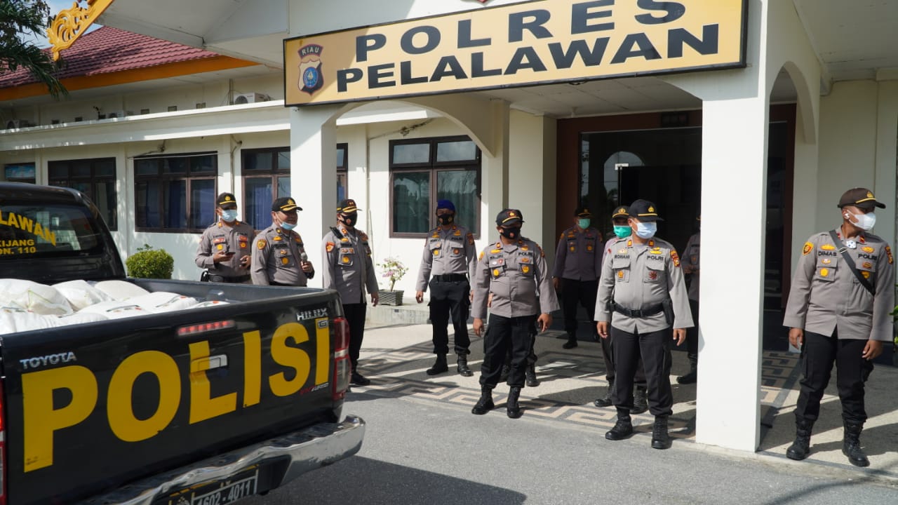 Polsek Ukui Jemput Beras yang Akan Diserahkan ke Masyarakat Terdampak Covid-19