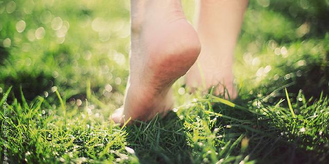 Tips terbaru 2017: jalan kaki di atas rumput pada pagi hari bikin sehat