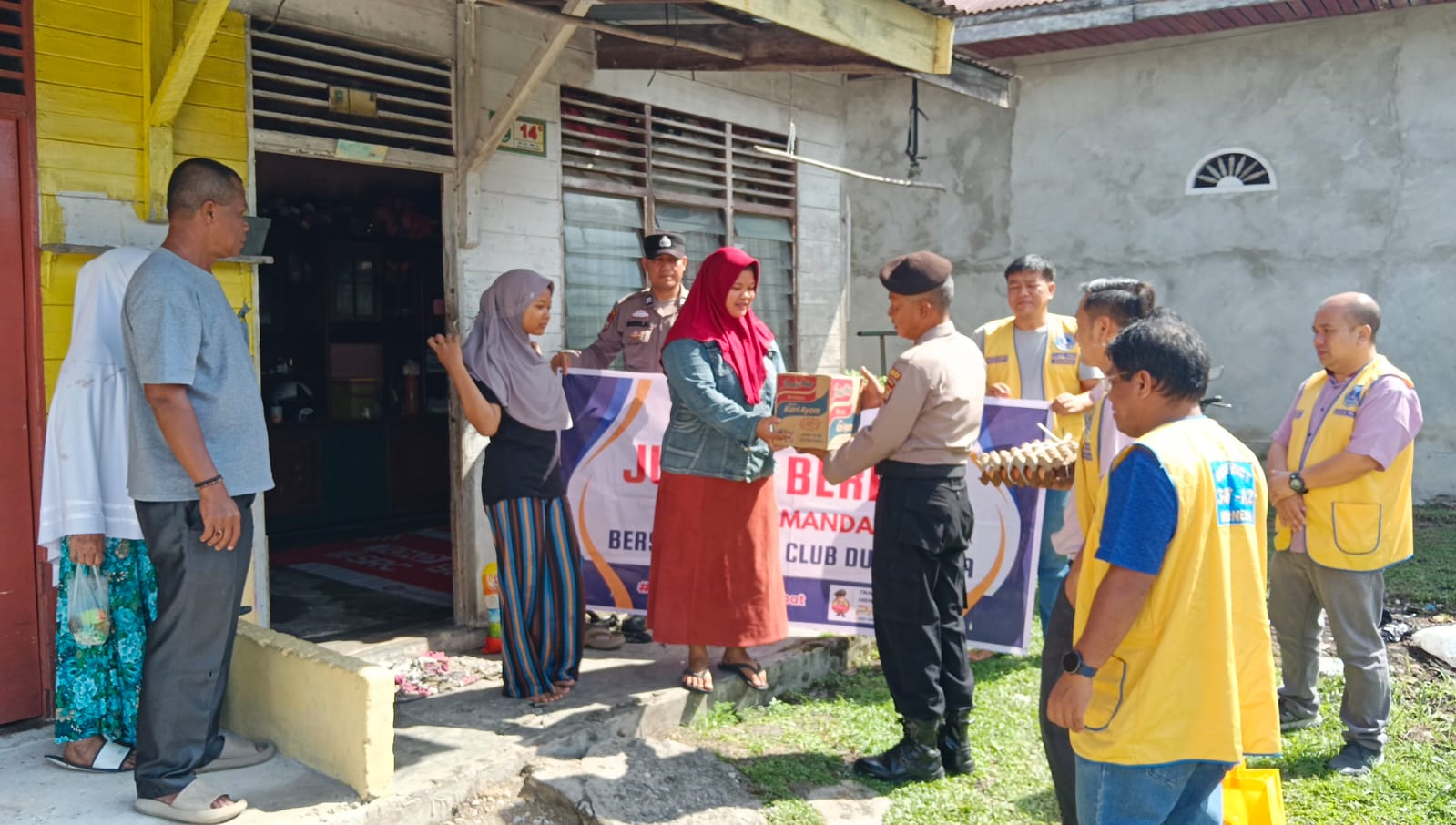 Polsek Mandau Gelar Kegiatan Sosial, Bagikan Sembako dan Gaungkan Semangat Pilkada Damai 2024