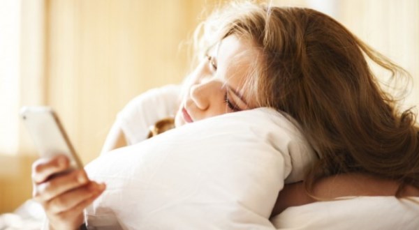 Ini yang Terjadi pada Otak Saat Periksa Ponsel Pagi Hari