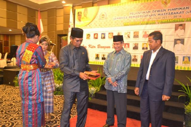 Dr. Idrus Marham, MSc. Lantik 37 orang pengurus LPM Riau