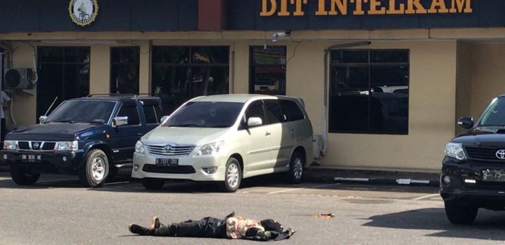 Mahasiswa Terduga Teroris Turun dari Mobil Tebas Polisi