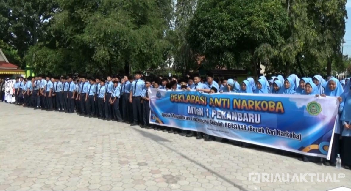 Pelajar MTsN 1 Pekanbaru Deklarasi Gerakan Anti Narkoba di Hari Sumpah Pemuda ke-97
