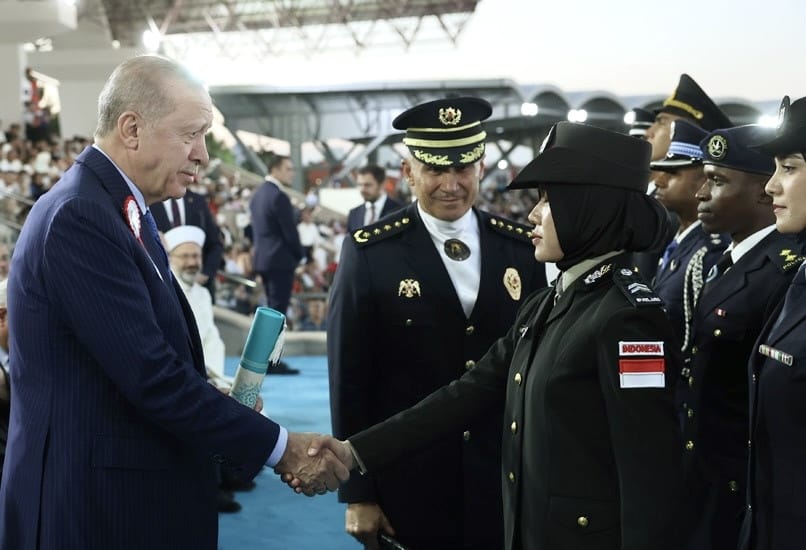 Inspiratif! Briptu Putri, Polwan Riau Lulusan Terbaik Akademi Kepolisian Turki 2025