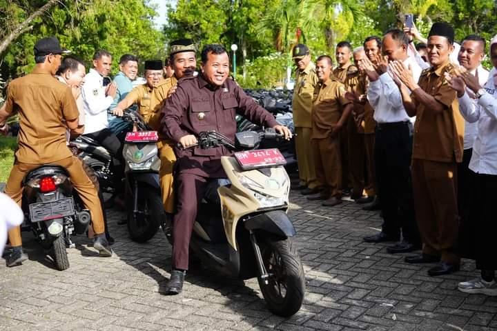 Bupati Kuansing Serahkan 108 Unit Sepeda Motor untuk Kepala Desa dan BPD