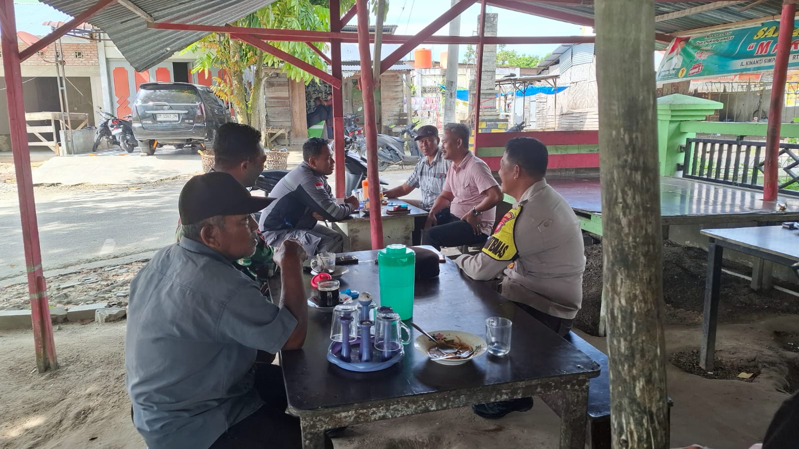 Polsek Pinggir Gelar Jum'at Curhat di Warung Warga untuk Dengarkan Aspirasi Masyarakat