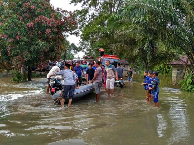 Akibat Banjir Jalan Lintas Provinsi di Rambah Hilir, Rohul Terputus