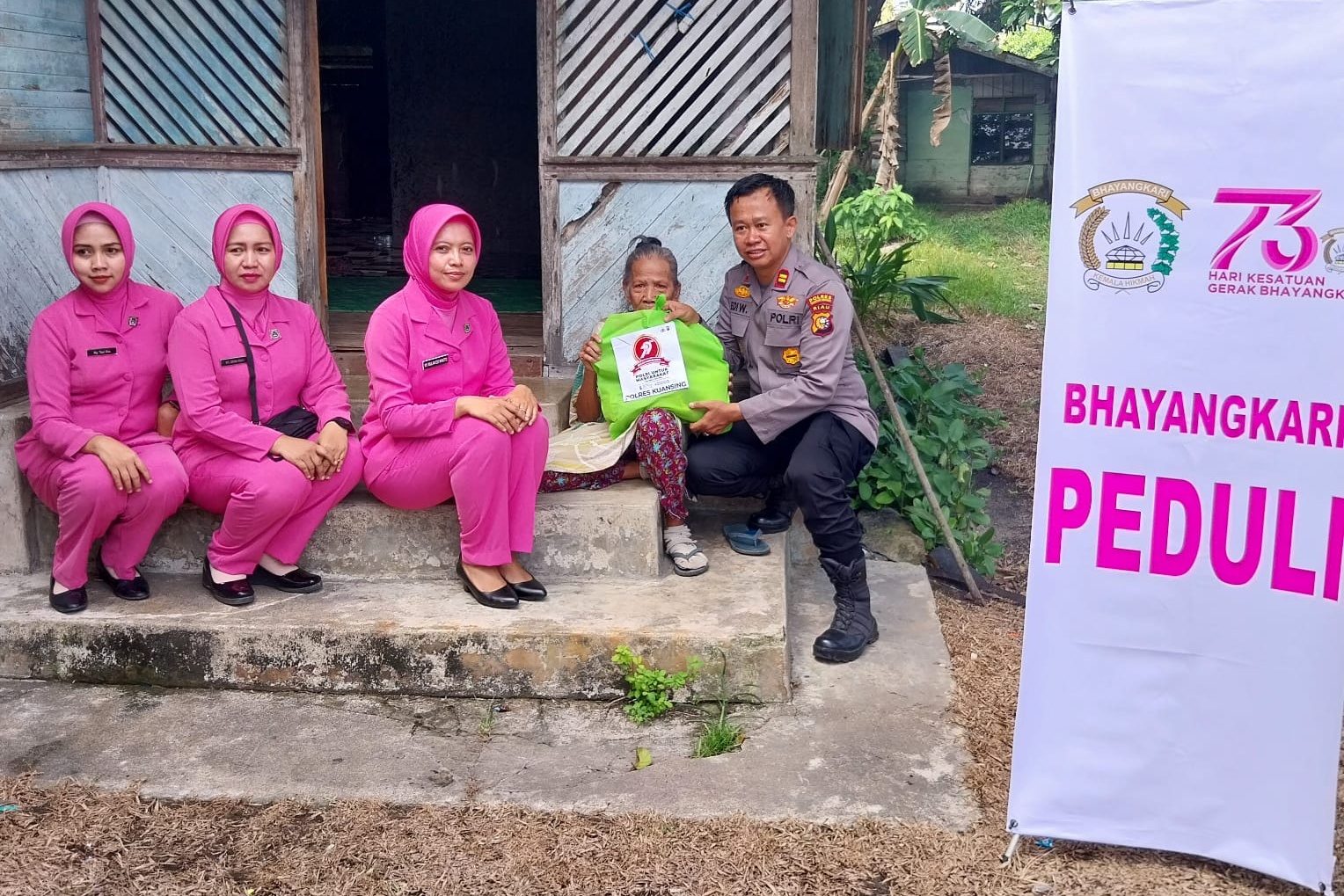HUT Bhayangkara ke-79, Polsek Kuantan Hilir Salurkan Bantuan Sembako ke Warga