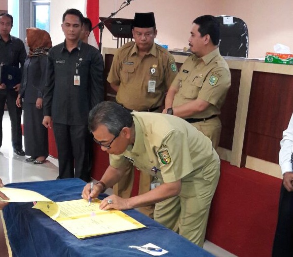 Bupati H. Mursini, Tandatangani MoU Dana DAK dan Dana Desa
